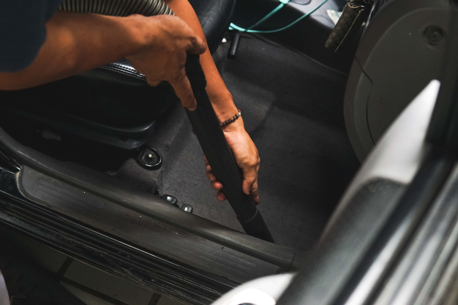 Jasa Pembasmi Semut di Mobil di Cipondoh Tangerang, Ahlinya Kupas Tuntas Semut yang Bersarang di Kabin Mobil!